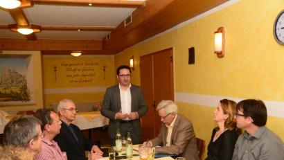 Bild: bey
Landtagsabgeordneter Tobias Gotthardt (Freie Wähler) gab in der Jahreshauptversammlung der Freien Wählergemeinschaft der Stromtrasse entlang der Autobahnen keine Chance. Die bayerische Koalition nannte der Landtagsabgeordnete "gut funktionierend".