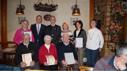 Bild: krs
Das Bild zeigt von links: sitzend Jakob Ott, Brigitte Bruckner, Georg Krös, hintere Reihe. Ingeborg Jetschmann, Bürgermeister Alexander Werner, Audi Lurbiecki, Claudia Wiederer, Maria Kleierl und Vorsitzende Maria Treiber.