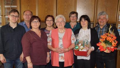 Bild: mmj
Maria Schieber (vorne) mit ihren Kindern Marianne, Rita und Hans sowie Enkel Alexander feierte 80. Geburtstag. Für die Stadt gratulierte Bürgermeisterin Birgit Höcherl, die Glückwünsche des Gartenbauvereins überbrachten Andreas Ebnet (rechts) und Gisela Haberl (Dritte von rechts).