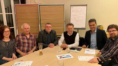 Bild: mez
Die MU-Beisitzer Monika Greger (von links), Alfons Meierhöfer und Torsten Erhardt diskutierten zwei Stunden lang mit MdL Tobias Reiß und MU-Chef Leonhard Zintl sowie Kreisrat Marco Vollath über politischen Themen.