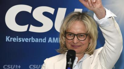 Bild: Petra Hartl
Sie gibt sich nicht nur selbstbewusst, sie ist es auch. Die neue Kreisvorsitzende der Amberger CSU, Michaela Frauendorfer, fährt jedoch ein deutlich schlechteres Wahlergebnis als ihr Vorgänger ein.