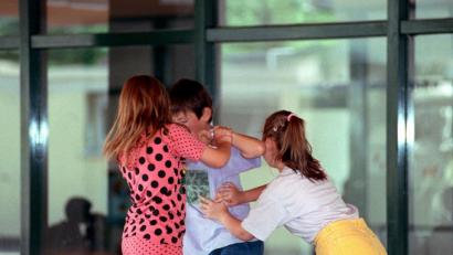 Symbolbild: dpa
Schubsen und ausgrenzen: Schon in der Grundschule werden Kinder von Mitschülern oft drangsaliert.