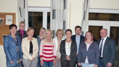 Bild: hme
Kreisvorsitzende Tanja Schiffmann (links) sowie Albert Nickl (rechts) und Sebastian Hartl (Dritter von rechts) gratulieren den Damen der Frauen-Union zur Wahl.