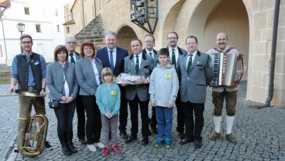 Bild: Michael Schröter
Die Schützen-Abordnung bei ihrem Besuch im Landratsamt (von links): Johannes Appel, Christina Flierl, Johann Zimmermann, Pauline Regler, Johanna Flierl, Landrat Richard Reisinger, Schützenmeister Hans Roth, Georg Appel, Max Flierl, Bernd Appel, Erwin Appel und Gerald Hafner.