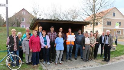 Bild: gru
Die Bewohner von Eberhardsbühl lassen sich von Verantwortlichen der Baufirmen auf die Arbeiten einstimmen. Bürgermeister Hans-Jürgen Strehl und einige Gemeinderäte hören ebenfalls zu.