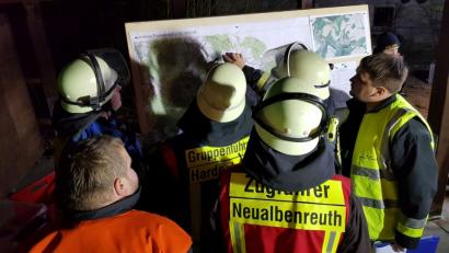 Bild: rti
Die Einsatzkräfte teilten an einer großen Karte die Suchkorridore ein.