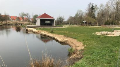 Bild: e
Idyllisch und sauber liegt der Pavillon am Vilsufer und wartet auf Besucher, die hier eine Rast einlegen können. Wenn aber 40 oder 50 Jugendliche am Wochenende hier Party feiern, sind der Pavillon und das Umfeld teilweise mit leeren Flaschen, Scherben und Abfall verwüstet.