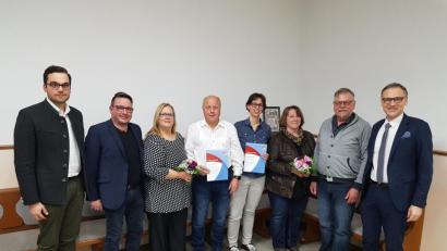 Bild: exb
Stellvertretender Musikbund-Kreisvorsitzender Franz Stierstorfer zusammen mit Vorsitzendem Peter Erl sowie Claudia Hart, Reinhold Tragl - er wurde für 50 Jahre aktives Musizieren geehrt - sowie Elisabeth Schiml (25 Jahre Kassiererin), Karin und Franz Bartl sowie Bürgermeister Bernd Sommer.