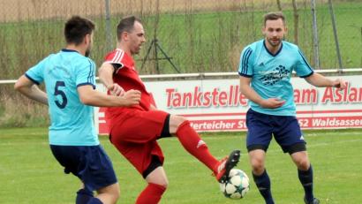 Bild: heh
Ab durch die Mitte: Patryk Buch (Mitte) von den Sportfreunden Kondrau behauptet den Ball gegen die Konnersreuther Louis Lang (links) und Felix Lippert.