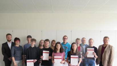 Bild: jzk
Realschuldirektor German Helgert und Konrektor Holger König (erster und dritter von rechts) bedankten sich bei Filialbereichsleiter Peter Ferber und Bankkauffrau Nina Marie Perl (von links), die elf Neuntklässlern mit einem Zertifikat die erfolgreiche Teilnahme am Geldlehrer-Unterricht bestätigten.