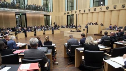 Bild: Wolfgang Kumm/dpa
Mitglieder des Bundesrats sitzen auf ihren Bänken während den abschließenden Beratungen über u.a. schnellere Arzttermine für Kassenpatienten, Veröffentlichung von Verstößen gegen die Lebensmittelsicherheit, Stärkung einkommensschwacher Familien.