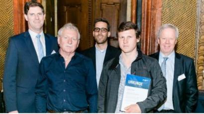 Bild: exb
Präsident Josef Geiger (rechts), Vizepräsident Johann Bögl (links), Ausbilder Ludwig Biller (Zweiter von links) und Firmenchef Thomas Donhauser (Mitte) gratulierten Thomas Rupprecht (Zweiter von rechts).