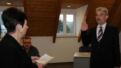 Bild: gf
Roger Hoffmann, der neue Poppenrichter Bürgermeister, schwört Treue dem Grundgesetz der Bundesrepublik und der Verfassung des Freistaates Bayern. Dritte Bürgermeisterin Gertrud Weigl vereidigte ihn.