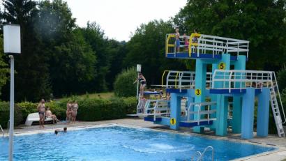 Bild: bey
Der Sprung ins kühle Nass kostet ab dieser Saison etwas mehr. Der Stadtrat stimmte bei einer Gegenstimme der Erhöhung der Eintrittspreise zu.