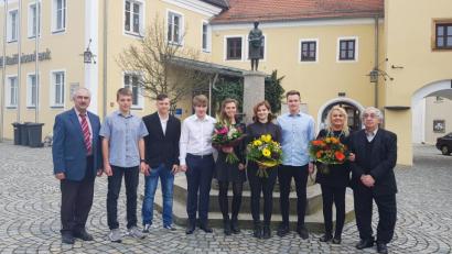 Bild: bey
Bürgermeister Dr. Karl-Heinz Preißer (links) und das Stifterehepaar Dr. Albert und Isolde Gewargis (von rechts) ehrten für herausragende Leistungen bei den Abschlussprüfungen an weiterbildenden und beruflichen Schulen Tobias Stahl (von links), Aleksander Szumilas, John McNiven, Alexandra Pröls, Hannah Bauer und Felix Kraus.