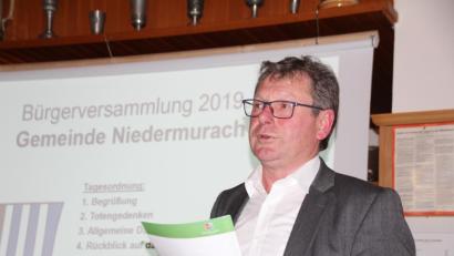 Bild: frd
Für seine und die Arbeit des Gemeinderates erhielt Bürgermeister Martin Prey bei der Bürgerversammlung in Pertolzhofen viel Beifall.