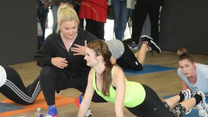 Bild: Gerhard Götz
Sophia Thiel live. Fans der Fitness-Bloggerin und Influencerin hatten am Freitag im Fitness-Studio "Injoy" in Schwandorf die Gelegenheit, gemeinsam mit ihrem Vorbild zu trainieren.
