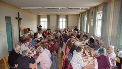 Bild: mmj
Im Saal des Caritashauses tischte die Frauengruppe "Impuls" am Fastensonntag Kartoffelsuppe auf.