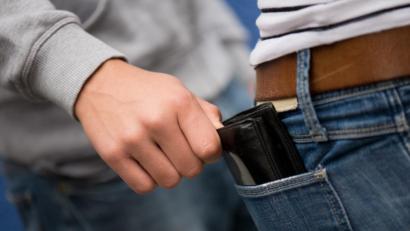 Bild:  Arno Burgi/dpa
Trickdiebe suchen günstige Tatgelegenheiten bewusst oder schaffen sie selbst.