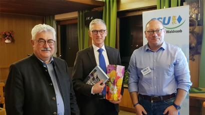 Bild: krb
Bürgermeister Rupert Troppmann (links) und Vorsitzender Thomas Spörl (rechts) danken Referent Manfred Gebhardt.