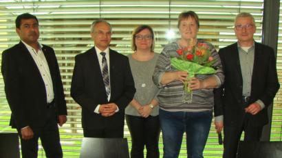 Bild: jml
Ein blumiges Dankeschön für viele Jahre Arbeit in Kirche und Pfarrheim erhält Christine Scholz zum Abschied von Pater Prince Kalarimuryil, Priester Varghese Puthenchira, Daniela Steinsdörfer vom Pfarrgemeinderat und Kirchenpfleger Leonhard Steinsdörfer (von links).