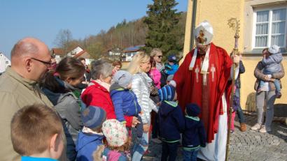 Bild: grm
Weihbischof Dr. Josef Graf nimmt sich bei der Segnung der Kinder Zeit für ein kurzes Gespräch mit jedem einzelnen.