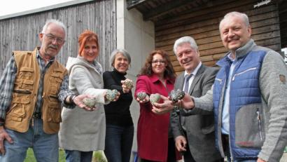 Bild: nm
Mit "Paperclay", ein Papierbrei mit zugemischtem Ton, verwendet die Kulturwerkstatt ein neues Material. Daraus gefertigte Herzen zeigen (von links) Werner Fritz, Andrea Gollwitzer, Irene Fritz, Barbara Mädl, Bürgermeister Günter Stich und Armin Betz.