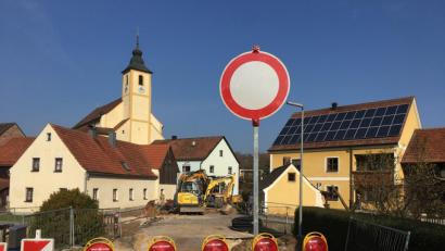 Bild: gri
Hier ist kein Durchkommen mehr: Die Johannisbergstraße in Wutschdorf ist wegen Brückenbauarbeiten bis Mitte August gesperrt.