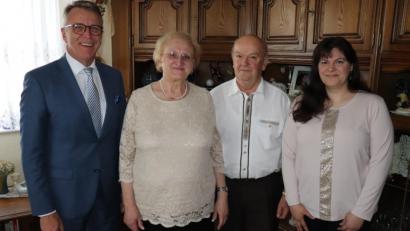 Bild: Stadt Tirschenreuth
Bürgermeister Franz Stahl (links) überbrachte Josef und Monika Zant seine Glückwünsche persönlich. Rechts im Bild Tochter Melanie.