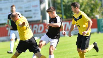 Bild: du
Die SpVgg Schirmitz (in der Mitte Flroian Krapf) entschied das Vorrundenspiel beim SV Kulmain mit 2:0 für sich. Die Chancen, diesen Dreier zu wiederholen, stehen nicht schlecht, da der Gast personell arg geschwächt anreisen wird.