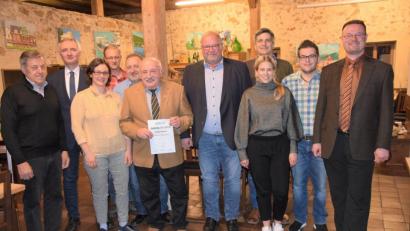 Bild: bö
Mit einer motivierten Mannschaft geht der CSU-Ortsverband in Hohenburg die nächsten Jahre an. Für 55 Jahre Mitgliedschaft bei der CSU wurde Anton Kramer (mit Urkunde) geehrt. Dazu gratulierten auch Altbürgermeister Gerhard Schärl und MdL Harald Schwartz (von links), der Vorstand und Bürgermeister Florian Junkes (rechts).