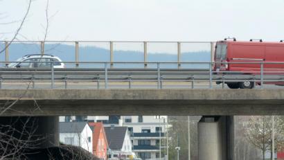 Bild: Gabi Schönberger
Im Weidener Stadtgebiet reicht die Wohnbebauung stellenweise nah an die A 93 heran. Ob dazwischen noch Platz für die Trasse des Süd-Ost-Links bleibt, soll die Machbarkeitsstudie klären.