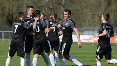 Bild: ham
Hier jubelten die Stullner Spieler zuletzt über ein Tor im Spiel gegen den FC Schmidgaden. Am Sonntag könnten die Akteure des TSV schon über die Kreisliga-Meisterschaft jubeln.