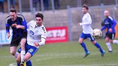 Bild: A. Schwarzmeier
Die SpVgg SV Weiden hat drei Punkte unter Dach und Fach, aber einen verletzten Leistungsträger mehr: Michael Busch (links) musste am Freitagabend nach 60 Minuten ausgewechselt. Der Verdacht: Schultereckgelenksprengung.