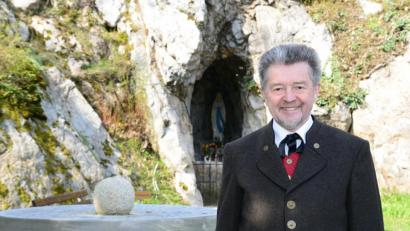 Bild: bey
Pleysteins ehemaliger Rathauschef Johann Walbrunn vor der Lourdesgrotte. Am Sonntag feiert er 70. Geburtstag und wünscht sich unter anderem die Kraft, weiterhin für sein "schönes Rosenquarzstädtchen" da sein zu können.