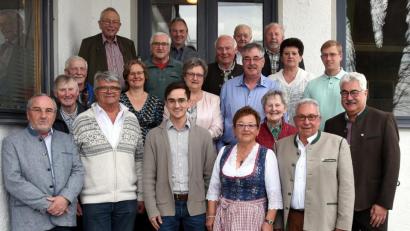Bild: exb
Rudolf Bäumler (vorne, Zweiter von rechts) bleibt erster, Benedikt Grimm (vorne, Dritter von links) zweiter Vorsitzender des OWV Neustadt. Hans Spachtholz (links) kümmert sich weiterhin um die Protokolle. Neu ist Siegfried Gleißner (vorne, Zweiter von links) als Kassier.