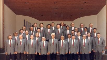 Bild: bk
Ehrenchorleiter Karl-Heinz Kohl (vorne, Fünfter von links) blutet das Herz angesichts der Auslösung des Traditionsvereins "Liederkranz" Weiherhammer.