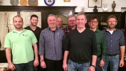 Bild: hrö
Der neue Vorstand mit zweitem Bürgermeister Hermann Schraml (rechts) Josef Kormann (von links), Kassenprüfer Jürgen Plannerer, zweiter Vorsitzender Alois Wöhrl, Martin Busch, Josef Hassmann, Vorsitzender Johann Brunner und Josef Kausler.