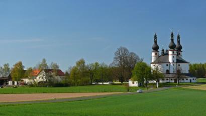 Bild: tr
Die Kapplkirche bei Waldsassen ist in der Werbung für die Tourismusregion Stiftland ein beliebtes Motiv, genauso wie der Fischhofpark. Die Kritik aus Tirschenreuth nach einem Bericht über die Koordination der Tourismusarbeit von Waldsassen aus war noch einmal Thema im Stadtrat Waldsassen.