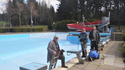 Bild: ws
An den Mitgliedern des Fördervereins Freibad Altglashütte soll die Öffnung nicht scheitern. Sie kümmerten sich am Wochenende schon um die Vorbereitung der Anlage auf die neue Saison.
