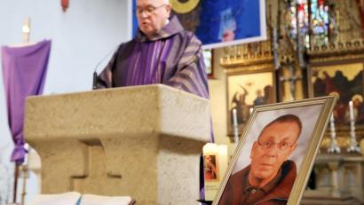 Bild: Gerhard Götz
Der am 26. März verstorbene Konrad Irlbacher wurde am Freitag auf dem Schwandorfer Friedhof beerdigt. Dekan Hans Amann zelebrierte den Trauergottesdienst. in der Jakobskirche.