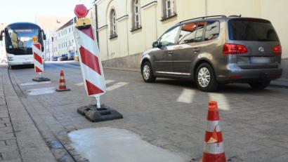 Bild: Gabi Schönberger
Die seit 2012 heiß diskutierten Pflasterschäden am Stadtplatz sollen in den Pfingstferien endgültig beseitigt werden. Die beauftragte Firma rechnet aber mit einer längeren Sperrung.