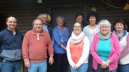 Bild: fjo
Vorsitzender Andreas Neuber ehrt Hans Pressl sowie Franz und Elisabeth Wildenauer (von links) mit Kassiererin Mareike Kaiser (Mitte) und (von rechts) Rosi Burger, Rosemarie Bartsch, Conny Hanauer sowie Claudia Neuber.
