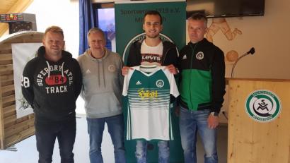 Bild: fle
Daniel Lauterbach (Dritter von links) läuft künftig für den SV Mitterteich auf. Darüber freuen sich Trainer Andreas Lang (von links), Vorsitzender Roland Eckert und Sportlicher Leiter Rainer Fachtan.