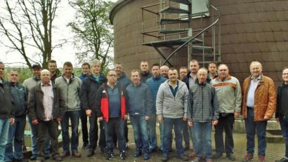 Bild: jml
Sie sorgen dafür, dass alles „flutscht“, die Klärwärter aus Weiden und dem Landkreis. Der Beruf erfordert Wissen, Erfahrung und stetige Lernbereitschaft, wie beim jährlichen Treffen deutlich wurde. Diplomingenieur Michael Füg aus Hof (rechts) leitete das Seminar, Bürgermeister Rudolf Götz (Zweiter von rechts) informierte über die örtliche Situation, Bauhofleiter Siegfried Prölß führte mit Siegfried Härtl (Achter und Neunter von rechts) die Besucher durch die Anlage.