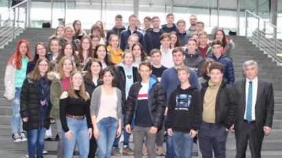 Bild: lg
MdB Karl Holmeier (rechts) führte die Jugendlichen des Ortenburg-Gymnasiums durch den Bundestag.