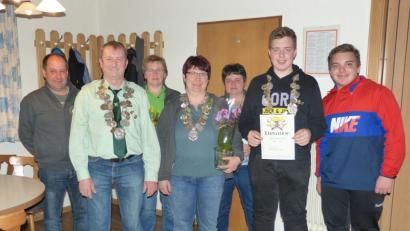 Bild: frd
Das sind die Würdenträger 2019. Wie im richtigen Leben stehen (erste Reihe vorne von links) Manfred und Beate Becher in diesem Jahr nun auch als Schützenkönig und Schützenliesl der Grenzlandschützen Pullenired neben- und zueinander. Mit auf dem Bild ihre Ritter. Jugendkönig Luca Meier (Zweiter von rechts) ist der Generation vor ihm schon „über den Kopf gewachsen“.