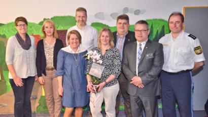 Bild: no
Die Akteure der Förderkreis-Versammlung und des anschließenden Vortrags (von links): Rektorin Gabi Pirner, Schulverbandsvorsitzende Brigitte Bachmann, der Vorsitzende des Elternbeirats und des Förderkreises, Mathias Wenkmann, Schatzmeisterin Sonja Übler, ihre verabschiedete Vorgängerin Luba Feil, Bürgermeister Dieter Dehling, Kriminalhauptkommissar Wolfgang Sennfelder und Polizeihauptkommissar Horst Strehl.