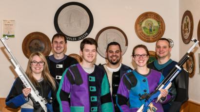 Bild: ohr
Die erste Luftgewehrmannschaft der Schützen schaffte den Sprung in die Bezirksliga. Das Bild zeigt (von links): Julia Peltzer, Andreas Wilhelm, Jonas Obermeier, Tobias Meierhofer, Theresia Bierler und Michael Bierler.