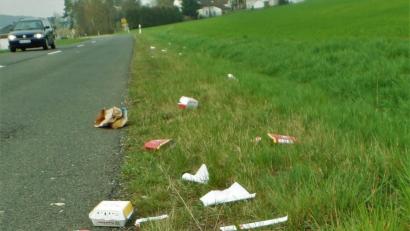 Bild: jml
Kaum sauber, schon wieder dreckig. Ein Freiwilliger der Ramadama-Aktion ist über den Dreck am Straßenrand erbost.